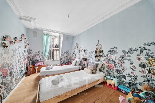Appartement en dernier étage avec balcon filant - Champs Elysées