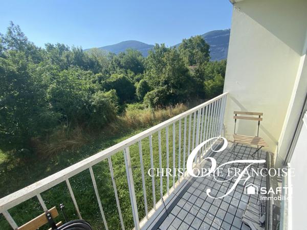 T1 avec balcon, vue dégagée, excellent état
