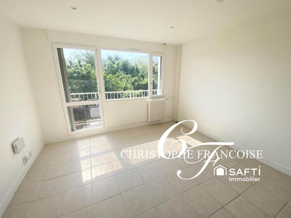 T1 avec balcon, vue dégagée, excellent état