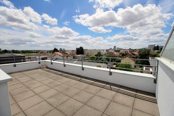 ROMAINVILLE, A 10MIN A PIED DU METRO CARNOT, 3EME ET DERNIER ETAGE, 2 PIECES TRES ENSOLEILLE, SANS AUCUN VIS A VIS AVEC UN EXCEPTIONNEL TOIT TERRASSE A 360°. PARKING EN SOUS-SOL