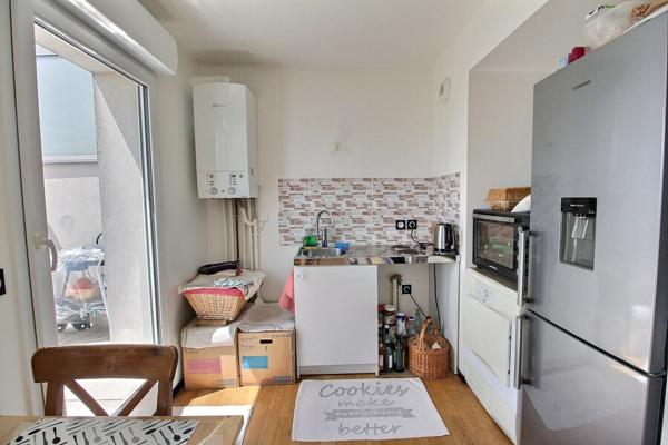 ROMAINVILLE, A 10MIN A PIED DU METRO CARNOT, 3EME ET DERNIER ETAGE, 2 PIECES TRES ENSOLEILLE, SANS AUCUN VIS A VIS AVEC UN EXCEPTIONNEL TOIT TERRASSE A 360°. PARKING EN SOUS-SOL