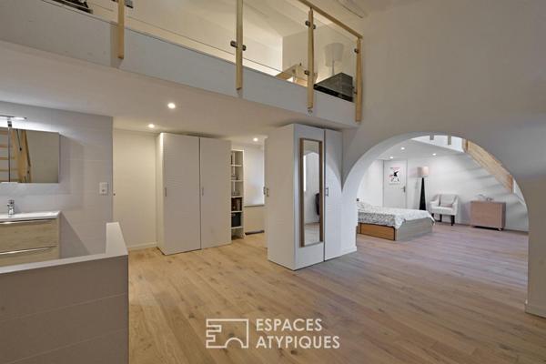 Maison de village à la réhabilitation contemporaine avec cours.