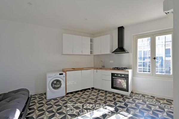 Maison de village à la réhabilitation contemporaine avec cours.