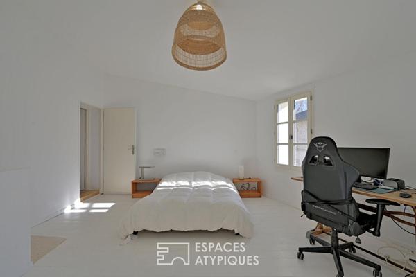 Maison de village à la réhabilitation contemporaine avec cours.