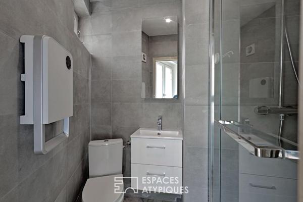 Maison de village à la réhabilitation contemporaine avec cours.