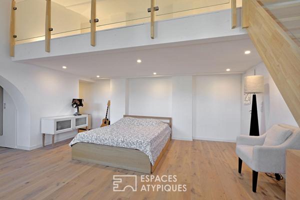 Maison de village à la réhabilitation contemporaine avec cours.