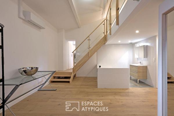 Maison de village à la réhabilitation contemporaine avec cours.