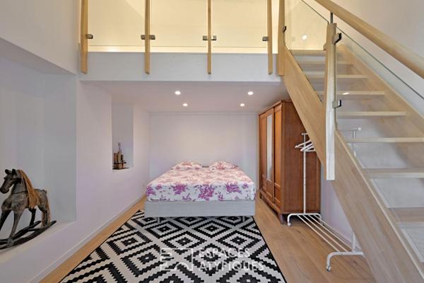 Maison de village à la réhabilitation contemporaine avec cours.