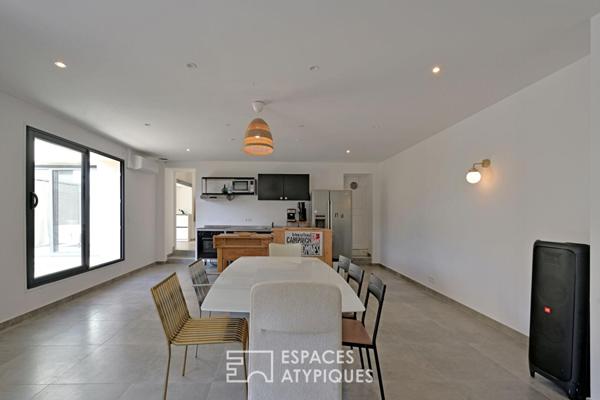 Maison de village à la réhabilitation contemporaine avec cours.