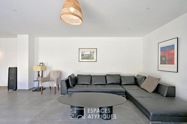 Maison de village à la réhabilitation contemporaine avec cours.