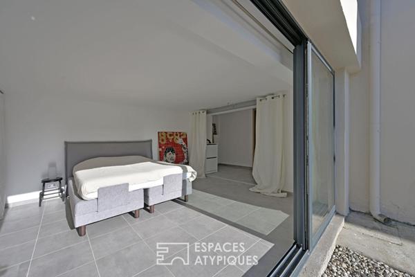 Maison de village à la réhabilitation contemporaine avec cours.