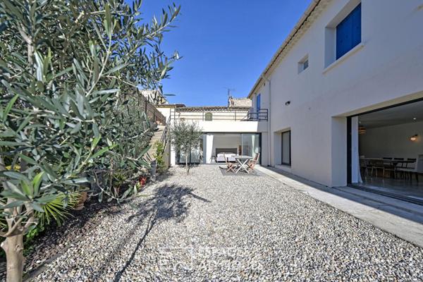 Maison de village à la réhabilitation contemporaine avec cours.