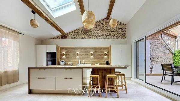 Maison de village remarquablement rénovée avec terrasse et grand garage