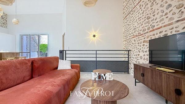 Maison de village remarquablement rénovée avec terrasse et grand garage