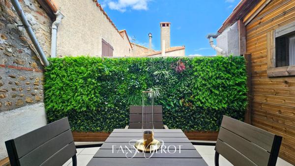 Maison de village remarquablement rénovée avec terrasse et grand garage
