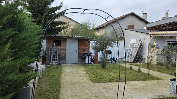 CHENNEVIERES SUR MARNE - Maison familiale avec piscine et sous-sol total plus nombreuses dépendances – 187m²