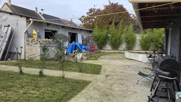 CHENNEVIERES SUR MARNE - Maison familiale avec piscine et sous-sol total plus nombreuses dépendances – 187m²