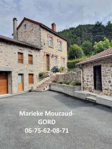 Beauzac 43590 Belle maison de caractère en pierre 3 chambres plusieurs dépendances sur 600m² de terrain