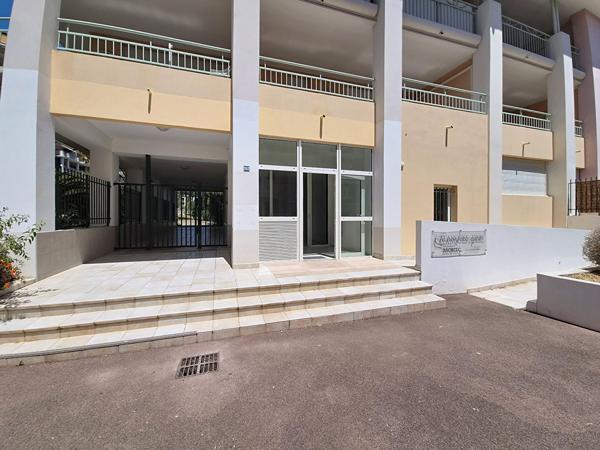 Saint-Aygulf, T3 garage cave piscine centre ville