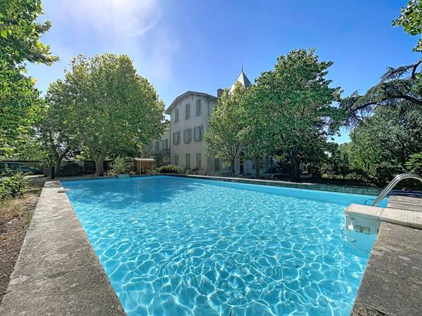 Appartement de caractère, 3 pièces, 80m2 habitables, piscine, jardin, double garage