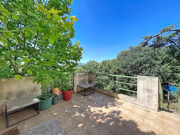 Appartement de caractère, 3 pièces, 80m2 habitables, piscine, jardin, double garage