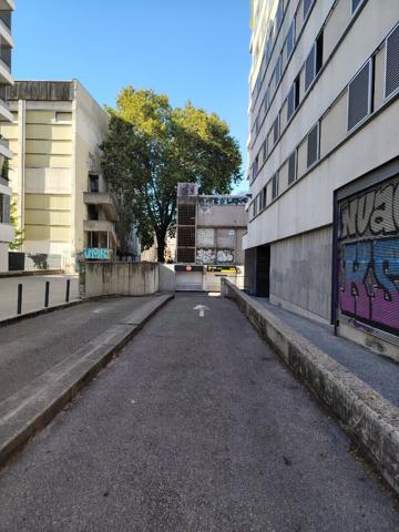 38000 GRENOBLE Parking / box Grenoble 16.15 m2