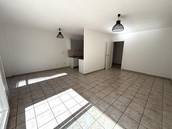 RARE ! Appartement 3 pièces avec terrasse, dépendances, proche du centre et commerces