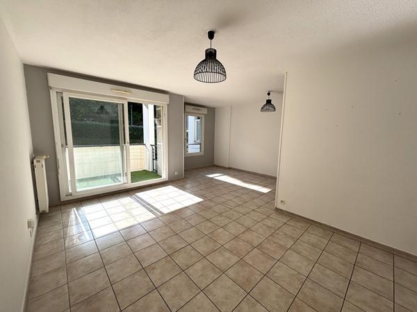 RARE ! Appartement 3 pièces avec terrasse, dépendances, proche du centre et commerces