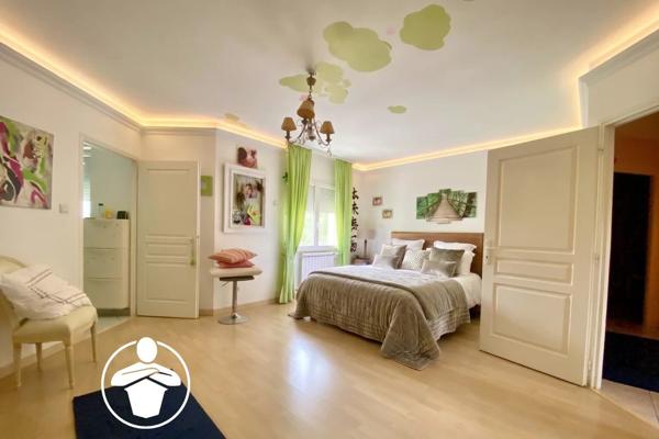 Vente                                                      Maison
                        
                     5 pièces                      200 m2                     à Casseneuil