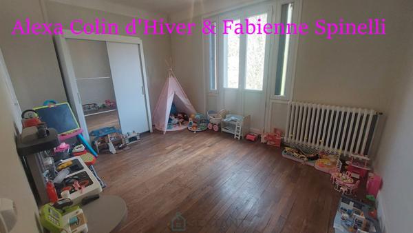 Charmante maison de village, garages et dépendance