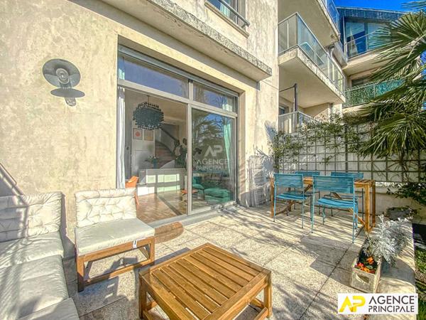 Versailles Montreuil Appartement duplex 'Esprit maison" 4 pièce(s) 68 m2 carrez rez de jardin avec terrasse/ jardin, cave et 2 places de parking en sous-sol €475 000 ** - Référence 26718