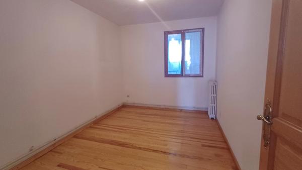 AUBEVOYE (27) - Maison 252m² + 2 maisons louées, 4 garages et dépendances