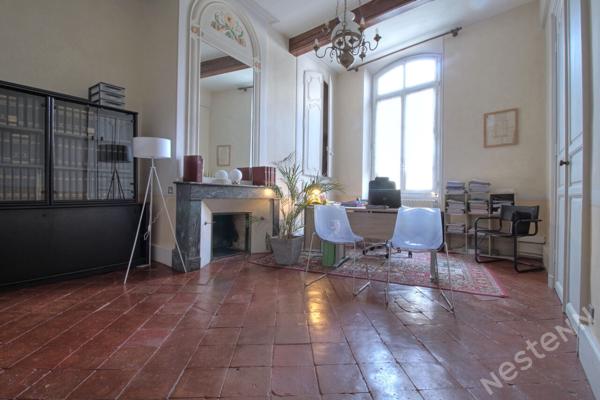 AGEN CENTRE HISTORIQUE - Immeuble de 315 m² avec cave, cour et terrasses.