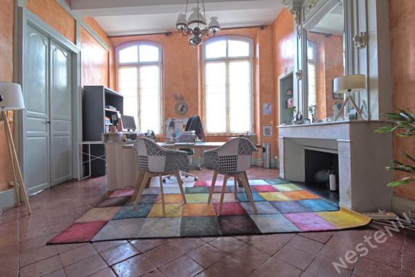 AGEN CENTRE HISTORIQUE - Immeuble de 315 m² avec cave, cour et terrasses.