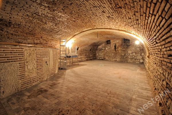 AGEN CENTRE HISTORIQUE - Immeuble de 315 m² avec cave, cour et terrasses.