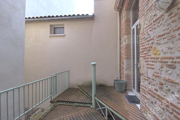AGEN CENTRE HISTORIQUE - Immeuble de 315 m² avec cave, cour et terrasses.
