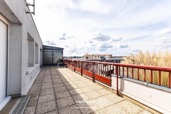 UN DERNIER ÉTAGE LUMINEUX AVEC GRANDE TERRASSE