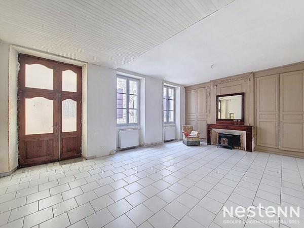 A Vendre Maison en pierre de 139 m² avec jardin et dépendances au coeur de Mézin