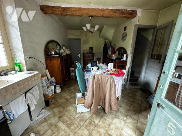Maison de ville comprenant au rez-de-chaussée une pièce de vie avec cuisine. 
Une grange où se...