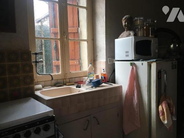 Maison de ville comprenant au rez-de-chaussée une pièce de vie avec cuisine. 
Une grange où se...