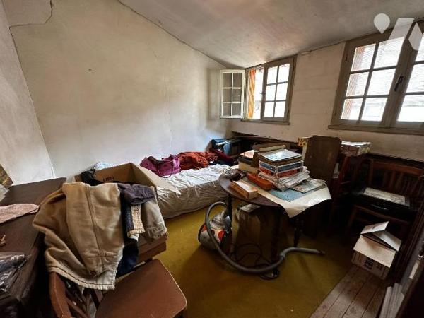 Maison de ville comprenant au rez-de-chaussée une pièce de vie avec cuisine. 
Une grange où se...