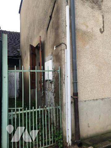 Maison de ville comprenant au rez-de-chaussée une pièce de vie avec cuisine. 
Une grange où se...