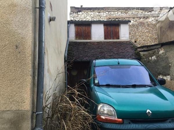 Maison de ville comprenant au rez-de-chaussée une pièce de vie avec cuisine. 
Une grange où se...