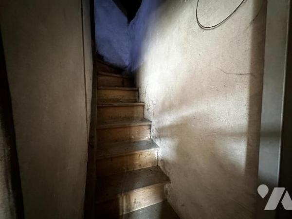 Maison de ville comprenant au rez-de-chaussée une pièce de vie avec cuisine. 
Une grange où se...