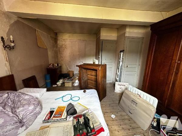 Maison de ville comprenant au rez-de-chaussée une pièce de vie avec cuisine. 
Une grange où se...