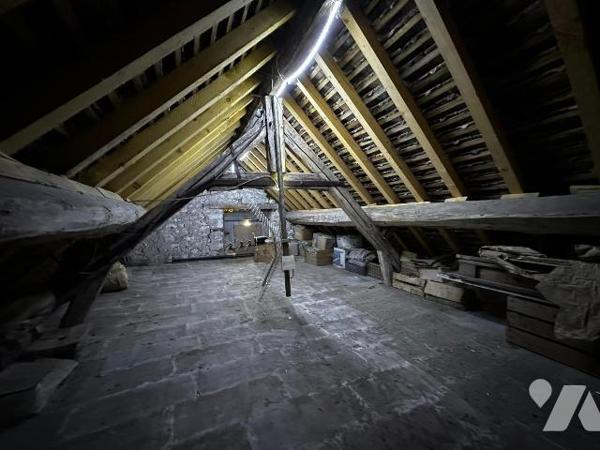 Maison de ville comprenant au rez-de-chaussée une pièce de vie avec cuisine. 
Une grange où se...