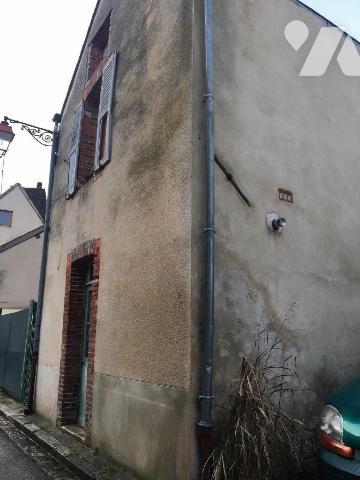 Maison de ville comprenant au rez-de-chaussée une pièce de vie avec cuisine. 
Une grange où se...