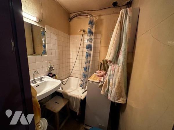 Maison de ville comprenant au rez-de-chaussée une pièce de vie avec cuisine. 
Une grange où se...