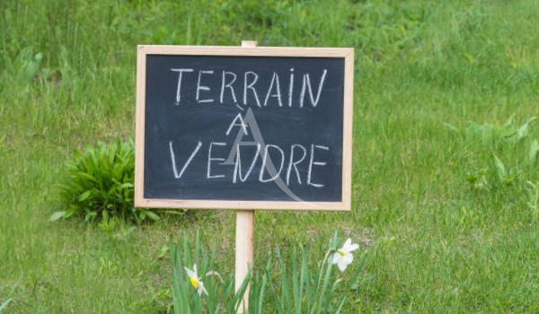 TERRAIN CONSTRUCTIBLE DE 668M2 LUMINEUX VIABILISÉ EXPOSE SUD A VINON SUR VERDON