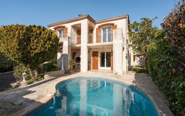 Maison à vendre    6 pièces • 222 m2 Marseille 12